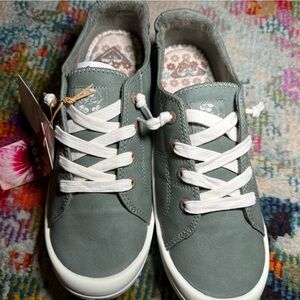 Roxy sneakers